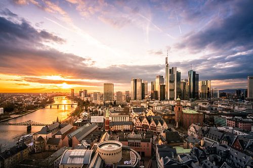 Frankfurt am Main van boven, uitzicht op de zonsondergang