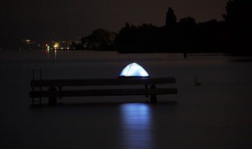 Schijnende tent op het water van Sven Sasso