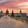 Le pont Charles à Prague au petit matin sur Michael Valjak