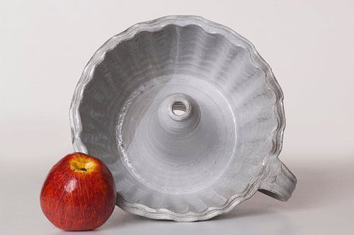 Keramiek gebakken met glazuur, gekleurd en wit, keukengerei