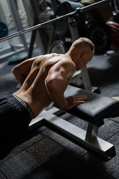 Muskulöser Mann im Fitnessstudio Farbe von Karlijn Verkaik