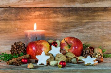 Weihnachts- und Adventsdekoration mit geschmücktem Tisch, roten Äpfeln, Nüssen und Sternkeksen von Alex Winter
