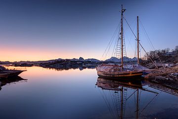 Vissersboot in ochtendlicht, Noorwegen van Patricia Dhont
