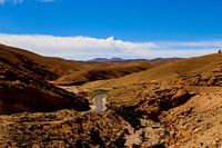 Une route qui disparaît dans les montagnes du Maroc