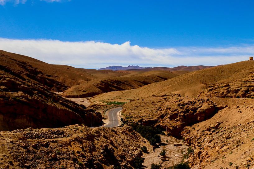 Une route qui disparaît dans les montagnes du Maroc par Inneke Heesakkers