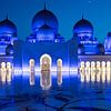 Zicht op de blauw verlichte Sheikh Zayed Grand Mosque in de avond in Abu Dhabi, Verenigde Arabische  van WorldWidePhotoWeb