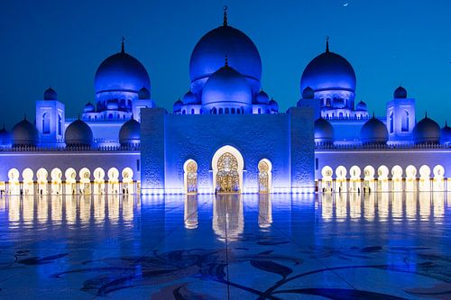 Zicht op de blauw verlichte Sheikh Zayed Grand Mosque in de avond in Abu Dhabi, Verenigde Arabische 