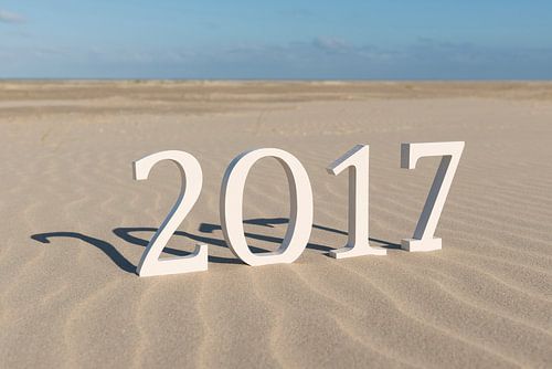 Tekst tweeduizendzeventien op een strand