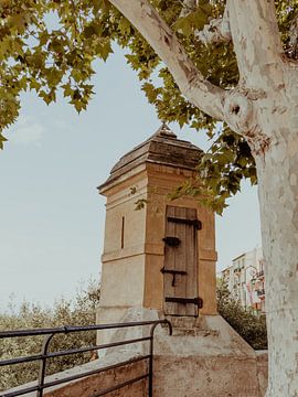 Kleiner gelber Turm | Reisefotografie Kunstdruck im Fürstentum Monaco | Cote d'Azur, Südfrankreich von ByMinouque