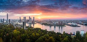 Zonsopkomst vanaf de Euromast in Rotterdam. van Ellen van den Doel