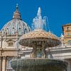 De fontein van Bernini en de basiliek van St. Peter in het Vaticaan van Castro Sanderson