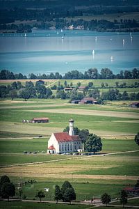 Église de campagne avec vue sur le lac