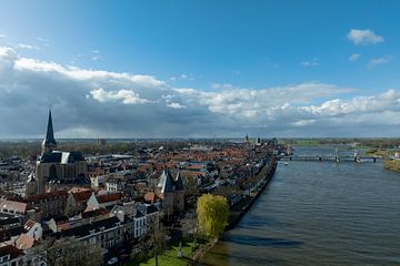 De mooie Hanzestad Kampen vanuit de lucht. van Evert Jan Kip