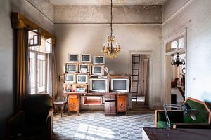 Verlassenes Zimmer mit alten Fernsehern.