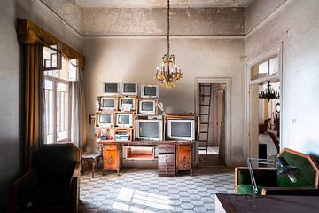 Verlaten Kamer met Oude Televisies. van Roman Robroek - Foto's van Verlaten Gebouwen