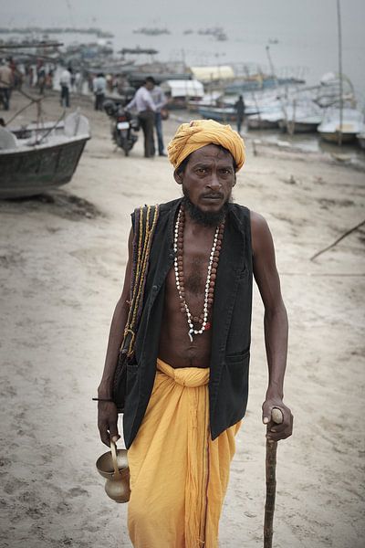 pelgrim  met stok bij Ganges India van Karel Ham