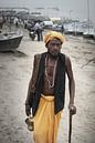 pelgrim  met stok bij Ganges India van Karel Ham thumbnail