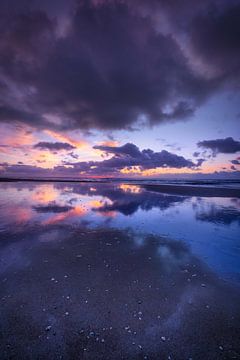 Het blauwe uur op het strand van texel van marvin kranenburg