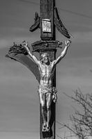 Een kunstwerk van Jesus Christus aan een kapot kruis in Frankrijk langs de pelgrimsroute naar Santia