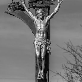 Een kunstwerk van Jesus Christus aan een kapot kruis in Frankrijk langs de pelgrimsroute naar Santia van Ramon Van Gelder