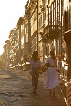 Twee vrouwen lopen door Florence van Lensw0rld
