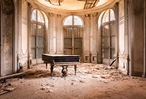 Klavier im verlassenen Schloss.