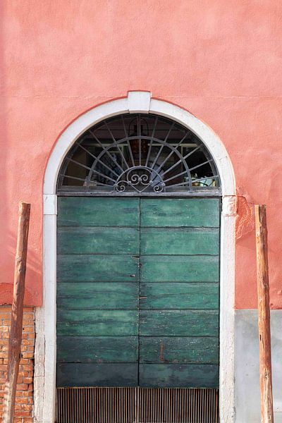 Salmon pink wall with green wooden doors in Venice by Danielle Roeleveld