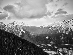 Mount Norquay en Cascade Mountain over Banff van Graham Forrester