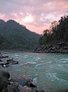 De rivier de Ganges bij zonsondergang von Eye on You Miniaturansicht