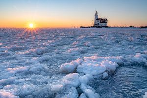 Phare dans un lac gelé