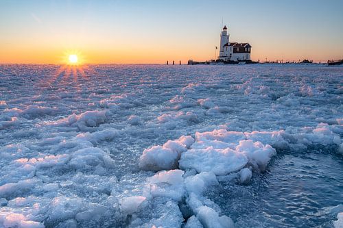 Vuurtoren in bevroren meer