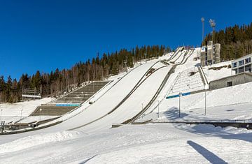Sneeuwbedekte Springschansen in Lillehammer, Noorwegen van Adelheid Smitt