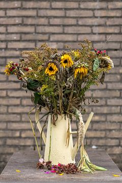 een oude gieter met verdroogde zonnebloemen van ChrisWillemsen