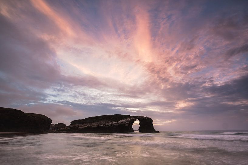Sonnenuntergang Playa de Catedrales Ribadeo Spanien von Peter Haastrecht, van
