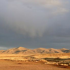 Bedrohlicher Himmel in der Wüste Gobi von Suitcasefullofsmiles