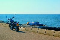 Motormeisje relaxed aan zee