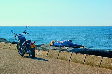 Motormeisje relaxed aan zee van Elfriede de Jonge Boeree