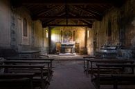 Dunkle Kapelle. von Roman Robroek – Fotos verlassener Gebäude Miniaturansicht