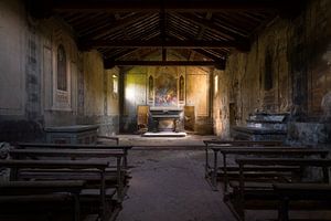 Donkere Kapel. van Roman Robroek - Foto's van Verlaten Gebouwen