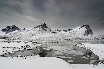 Bergen op het eiland Senja in Noord-Noorwegen tijdens een koude winterdag