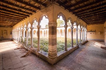 Binnenplaats van een Verlaten Klooster. van Roman Robroek - Foto's van Verlaten Gebouwen
