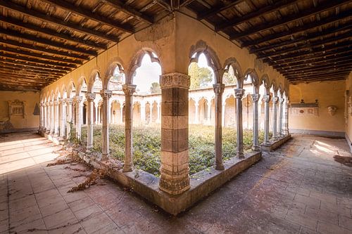 Cour d'un monastère abandonné.
