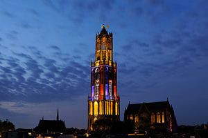 Vue de la ville d'Utrecht avec la tour Dom aux couleurs du drapeau français lors du départ du Tour d