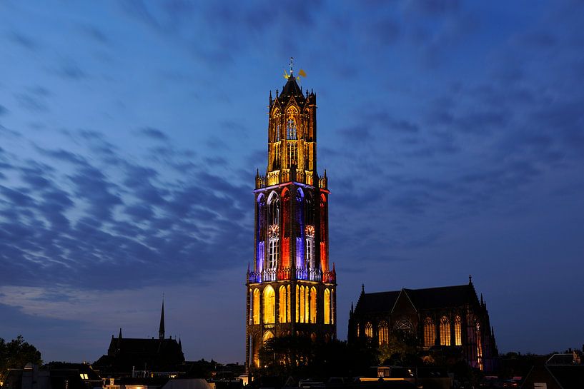 Stadsgezicht van Utrecht met Domtoren in kleuren Franse vlag tijdens de start van de Tour de France  van Donker Utrecht