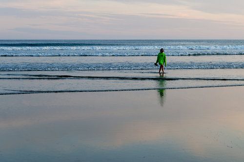 Junge am Strand von Long Beach auf Vancouver Island