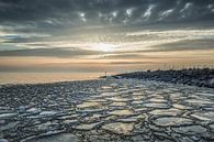 Zonsondergang aan het IJsselmeer met ijs van Bert Nijholt thumbnail
