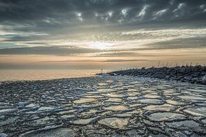 Coucher de soleil sur l'IJsselmeer avec de la glace sur Bert Nijholt