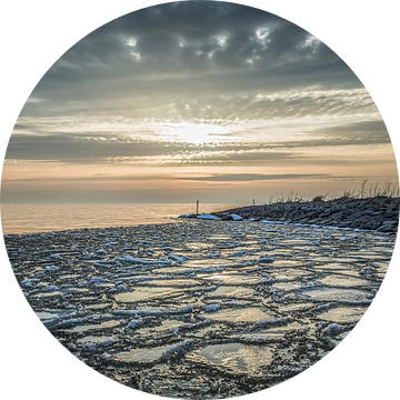 Zonsondergang aan het IJsselmeer met ijs van Bert Nijholt