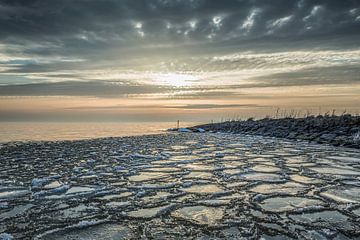 Zonsondergang aan het IJsselmeer met ijs van Bert Nijholt