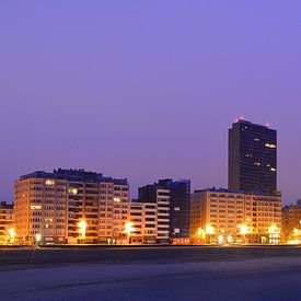 Zeedijk met Europacentrum tijdens Blauwe Uur by Colijn Verkempinck